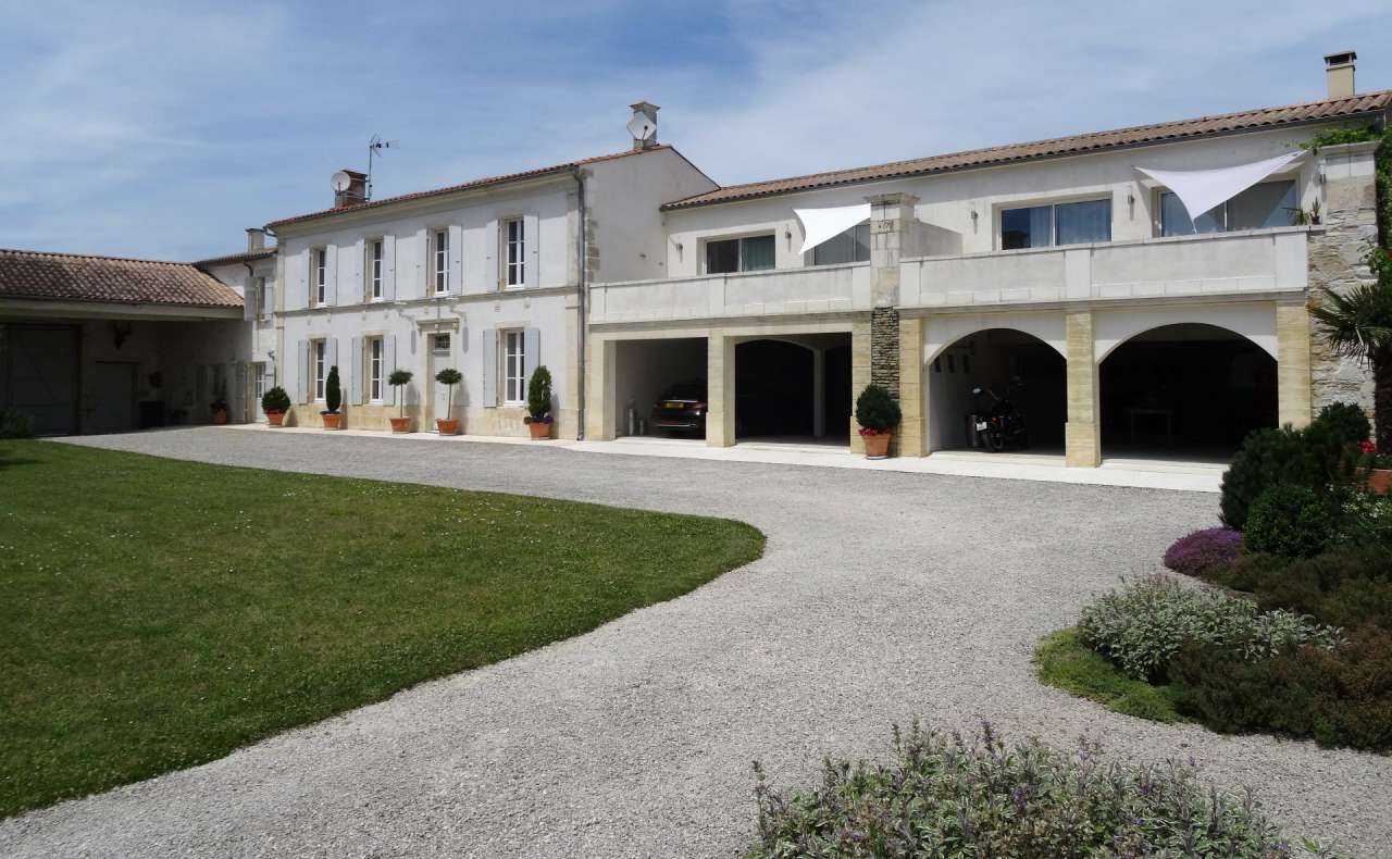 Beautiful 10 bedroom 18th Century manor house, ideally nestled in a quiet s