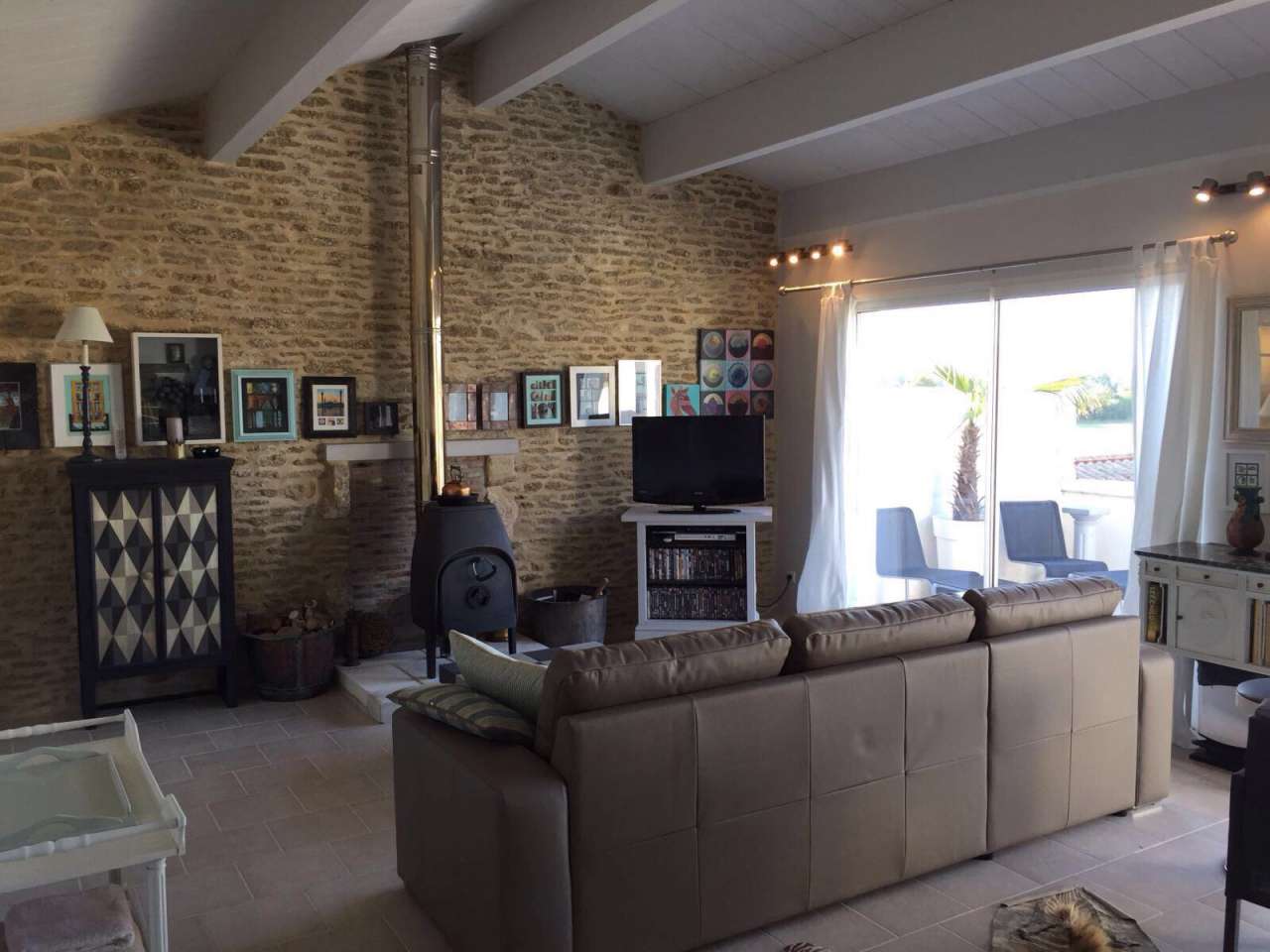 Beautiful 10 bedroom 18th Century manor house, ideally nestled in a quiet s