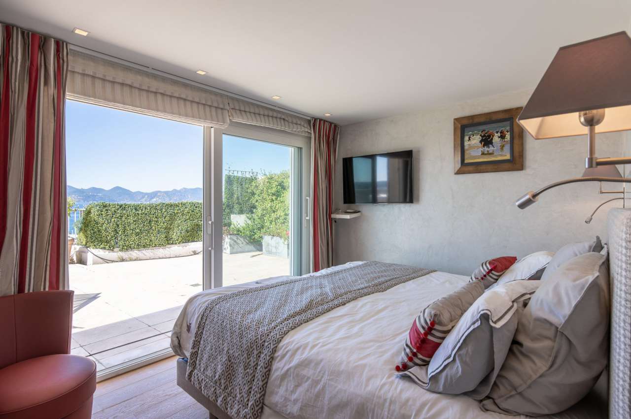 Magnificent 2 bedroom penthouse apartment with stunning sea and marina view