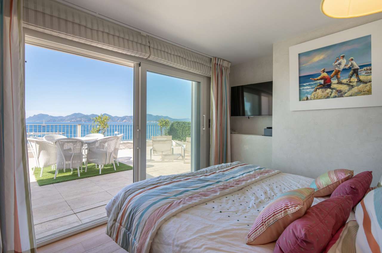 Magnificent 2 bedroom penthouse apartment with stunning sea and marina view