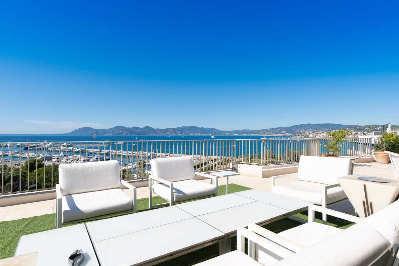 Magnificent 2 bedroom penthouse apartment with stunning sea and marina view