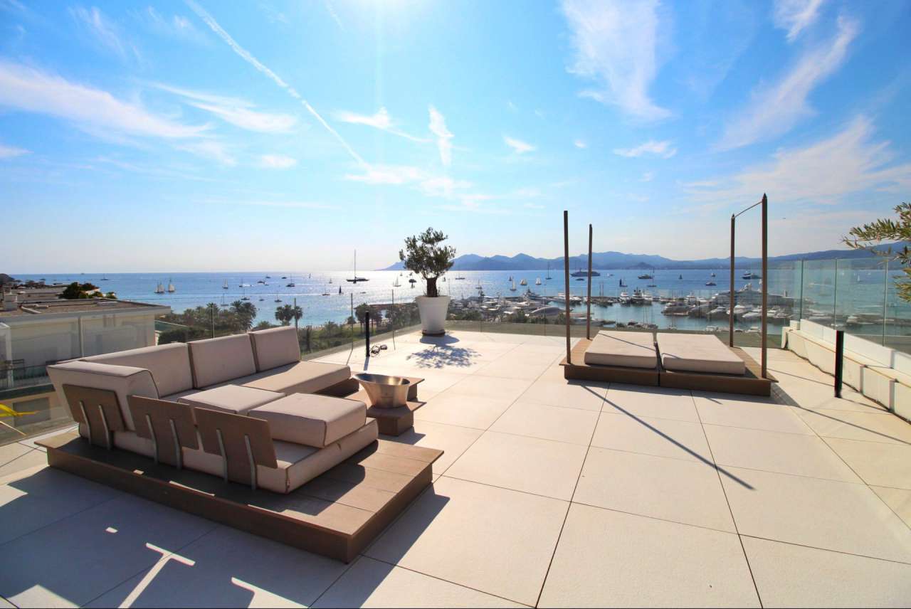 Exceptional luxury 3 bedroom Penthouse apartment with large roof terrace an