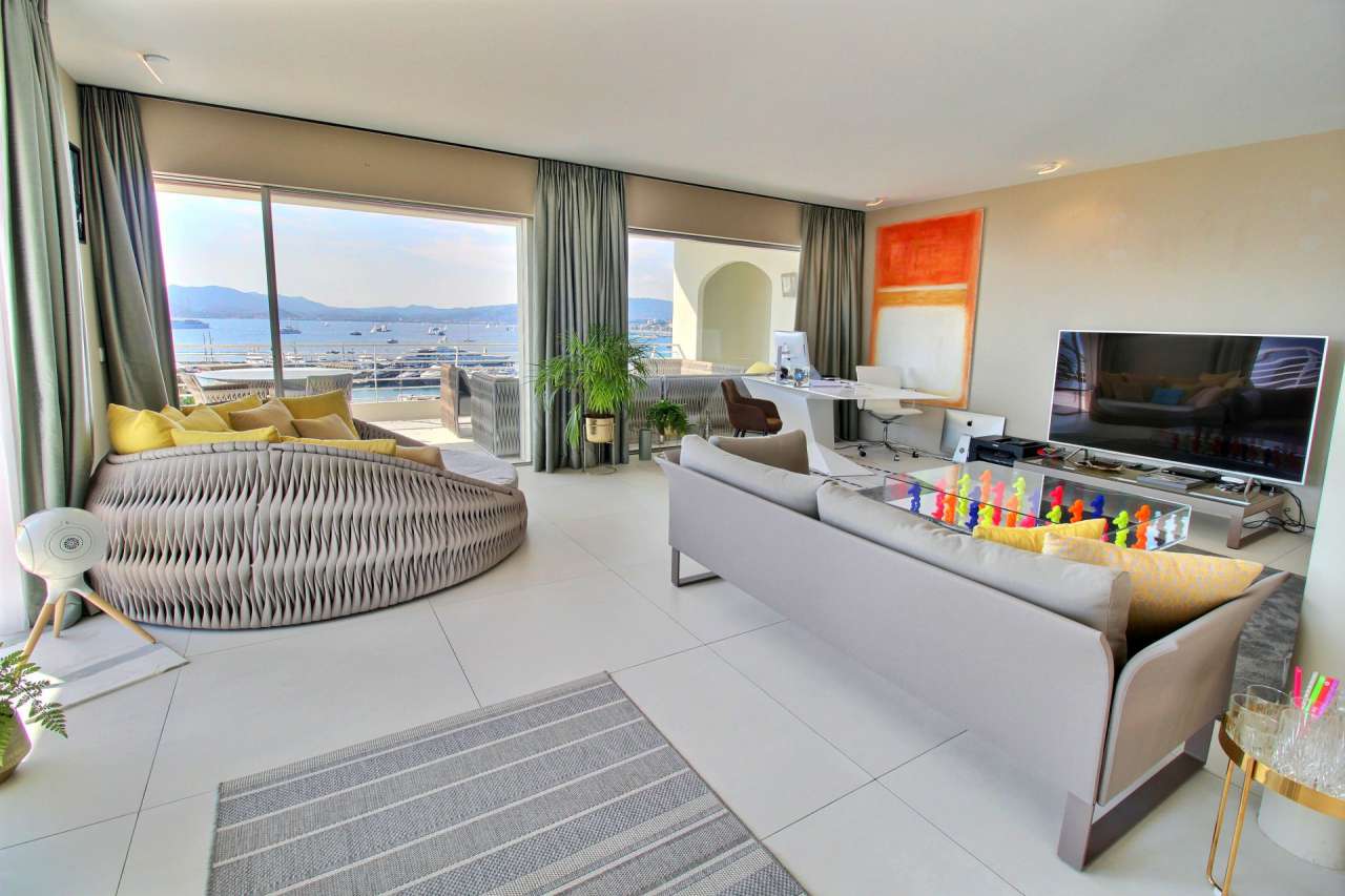 Exceptional luxury 3 bedroom Penthouse apartment with large roof terrace an