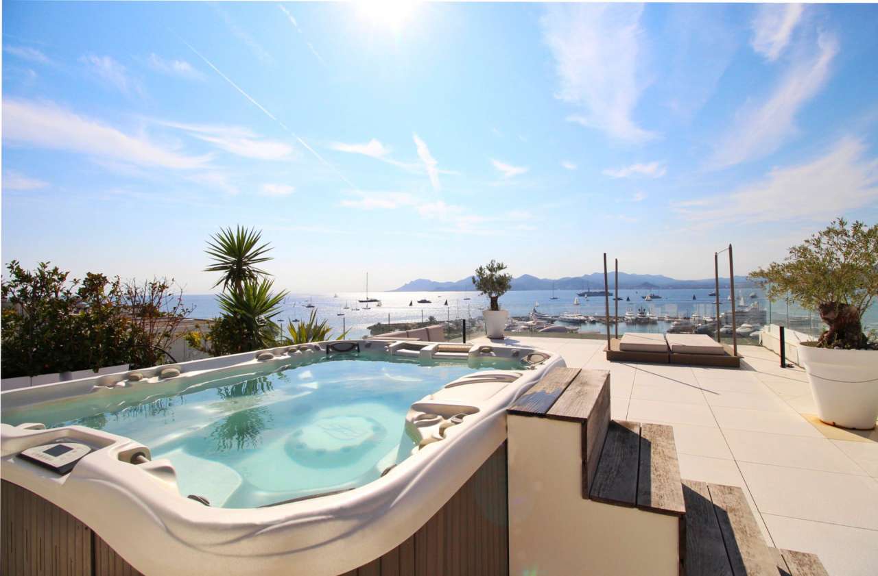 Exceptional luxury 3 bedroom Penthouse apartment with large roof terrace an