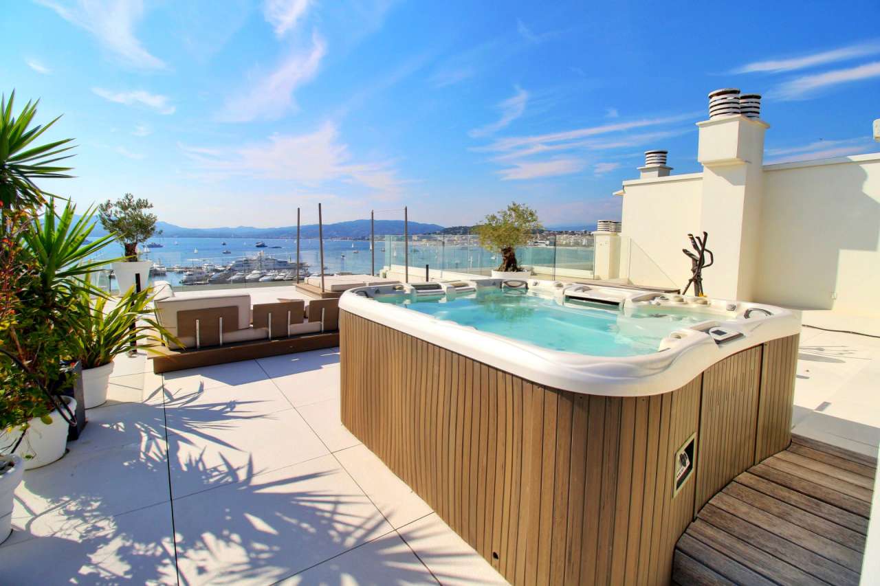 Exceptional luxury 3 bedroom Penthouse apartment with large roof terrace an