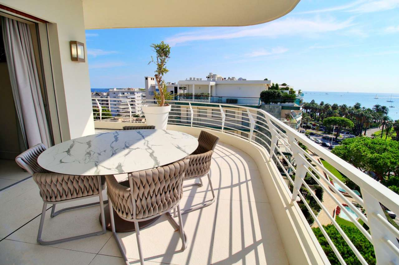 Exceptional luxury 3 bedroom Penthouse apartment with large roof terrace an