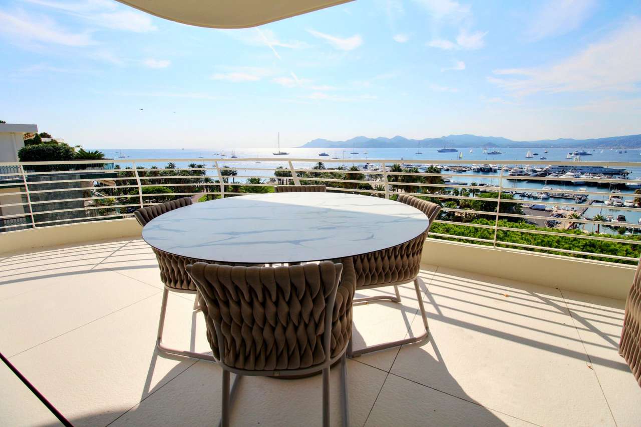 Exceptional luxury 3 bedroom Penthouse apartment with large roof terrace an