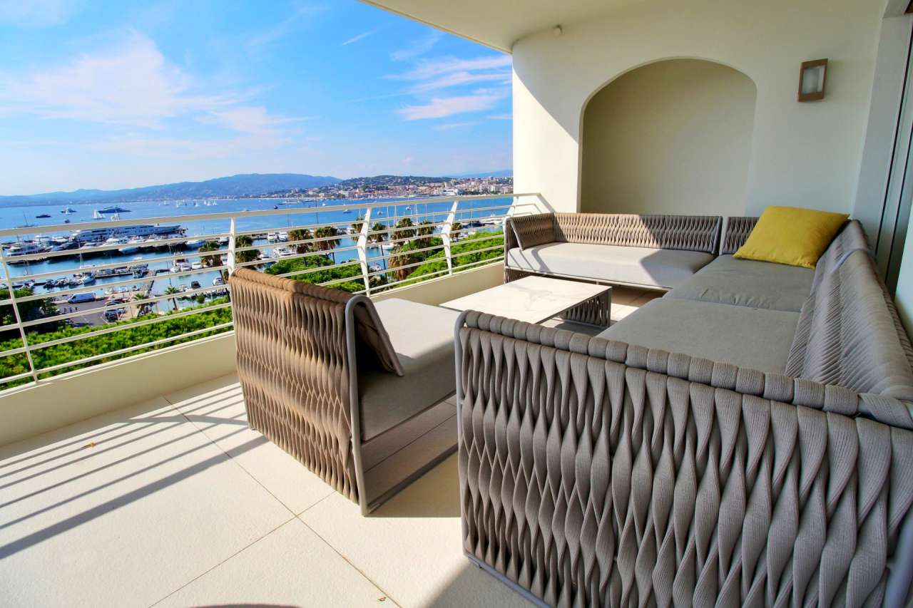 Exceptional luxury 3 bedroom Penthouse apartment with large roof terrace an