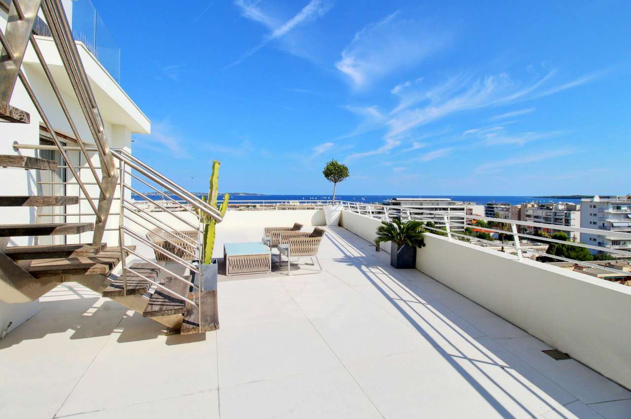Exceptional luxury 3 bedroom Penthouse apartment with large roof terrace an