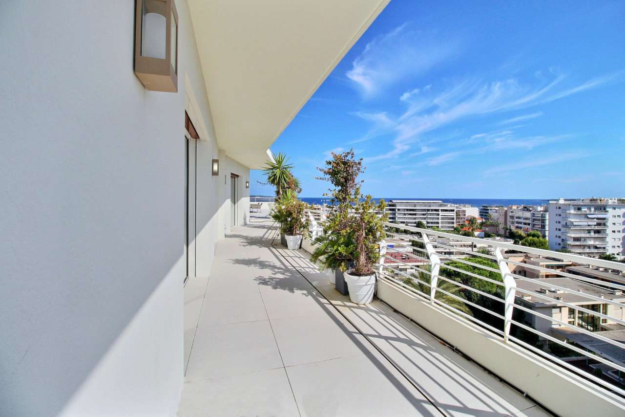 Exceptional luxury 3 bedroom Penthouse apartment with large roof terrace an