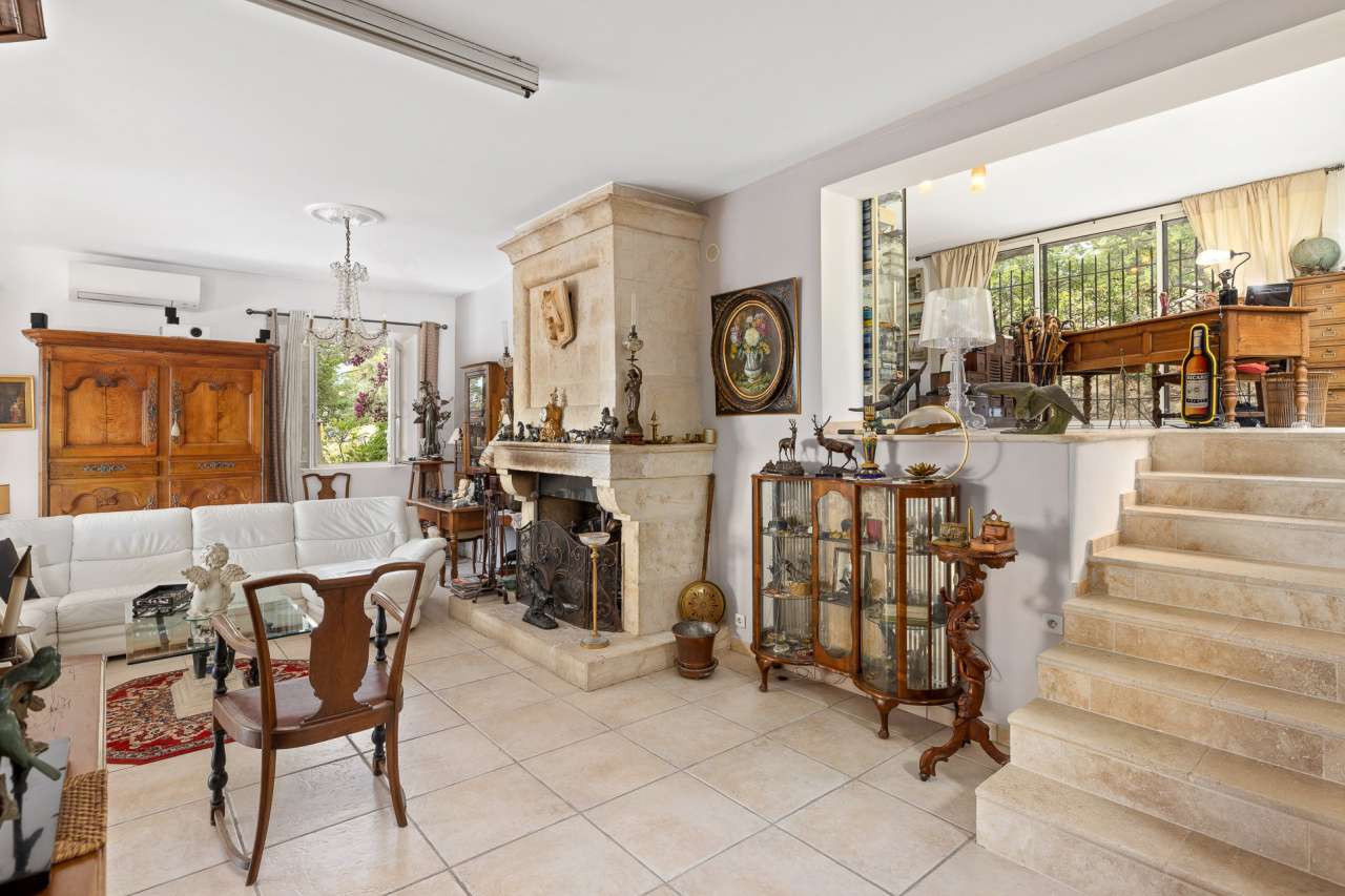 Superb 4 bedroom house, which is ideally situated within a bucolic and ench