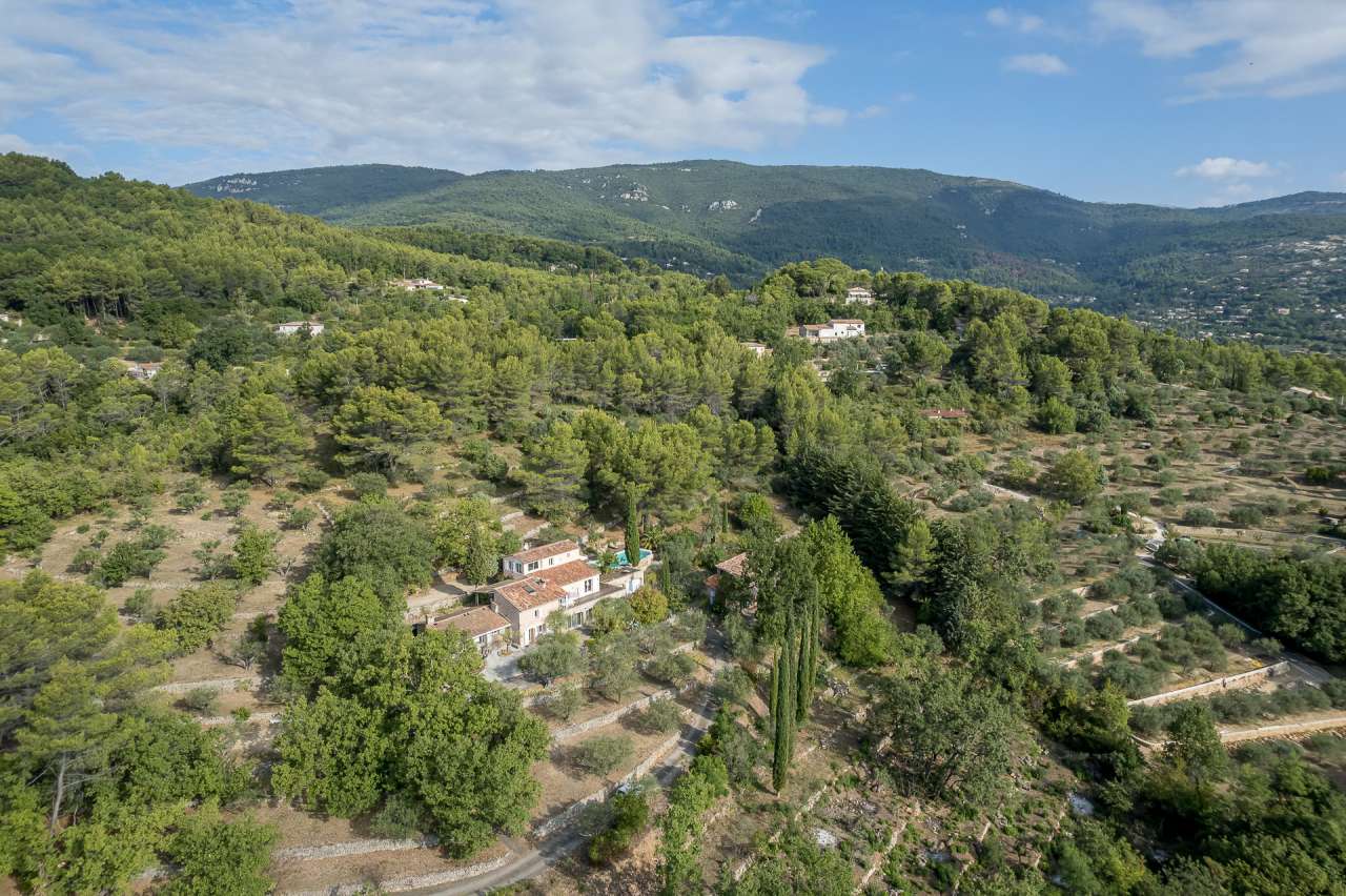 Superb 4 bedroom house, which is ideally situated within a bucolic and ench