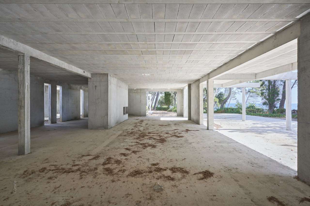 Superb and unique 9 bedroom south facing waterfront property, with a vast t