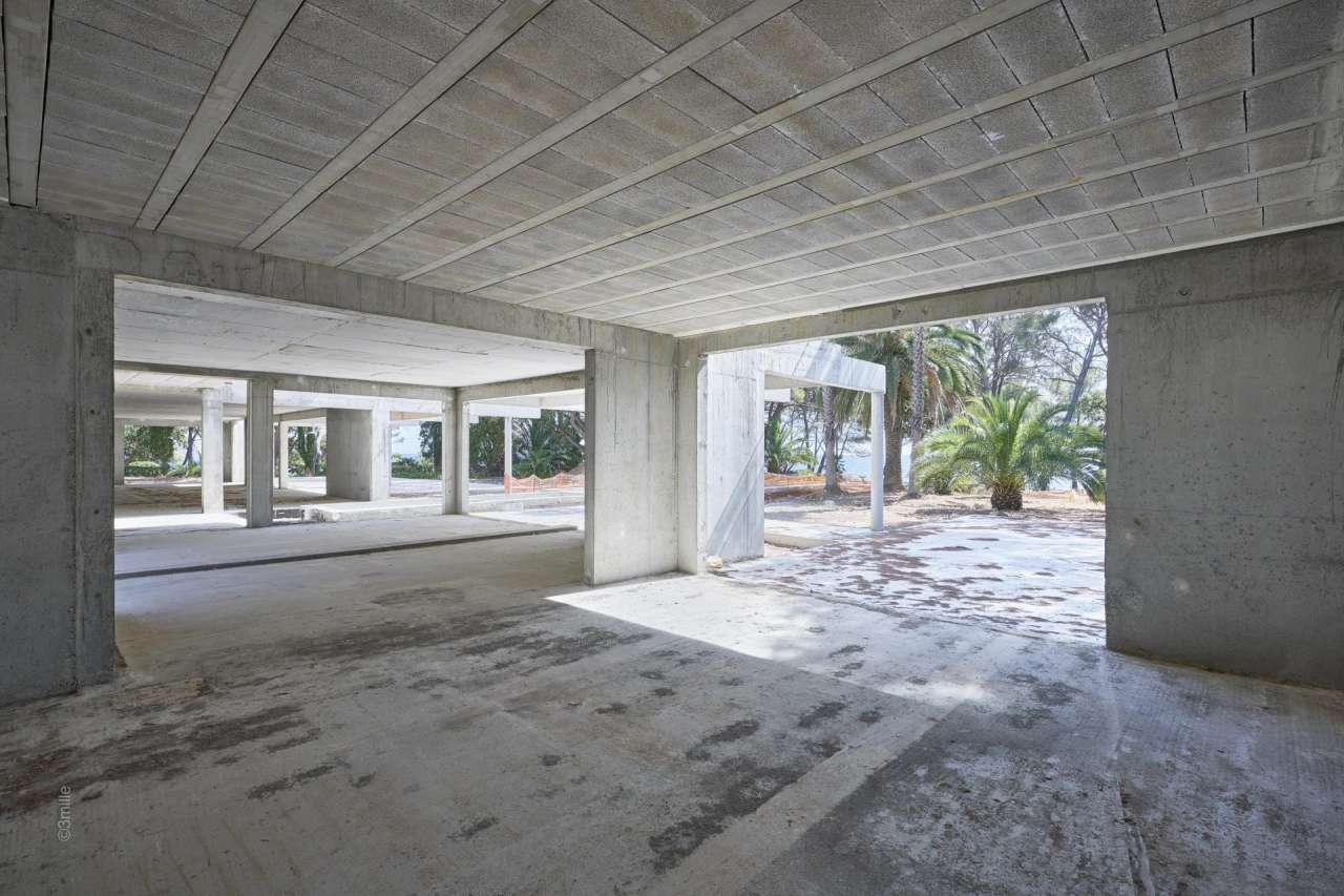 Superb and unique 9 bedroom south facing waterfront property, with a vast t