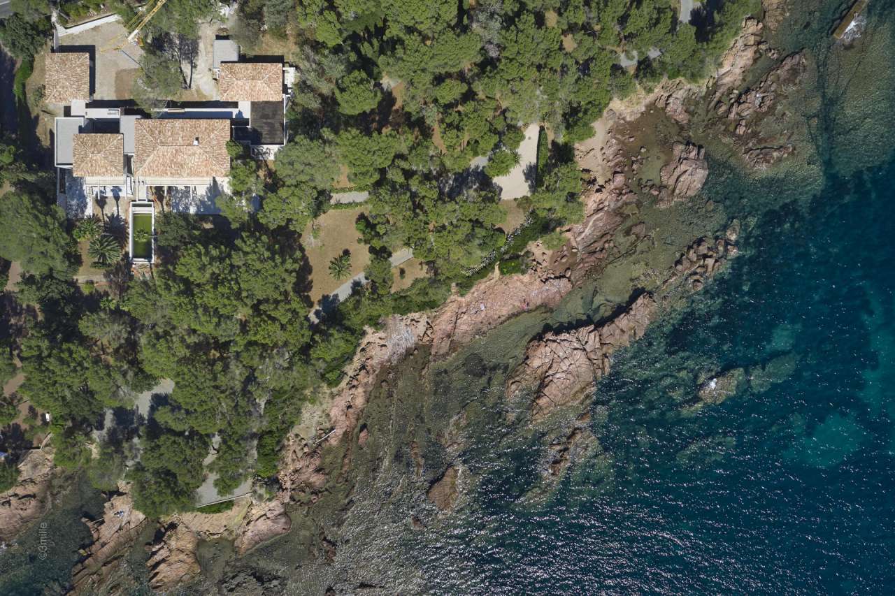 Superb and unique 9 bedroom south facing waterfront property, with a vast t