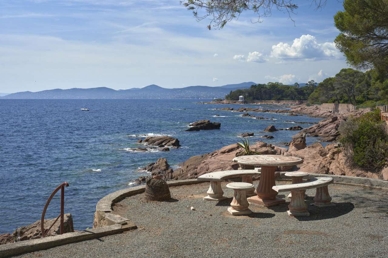 Superb and unique 9 bedroom south facing waterfront property, with a vast t