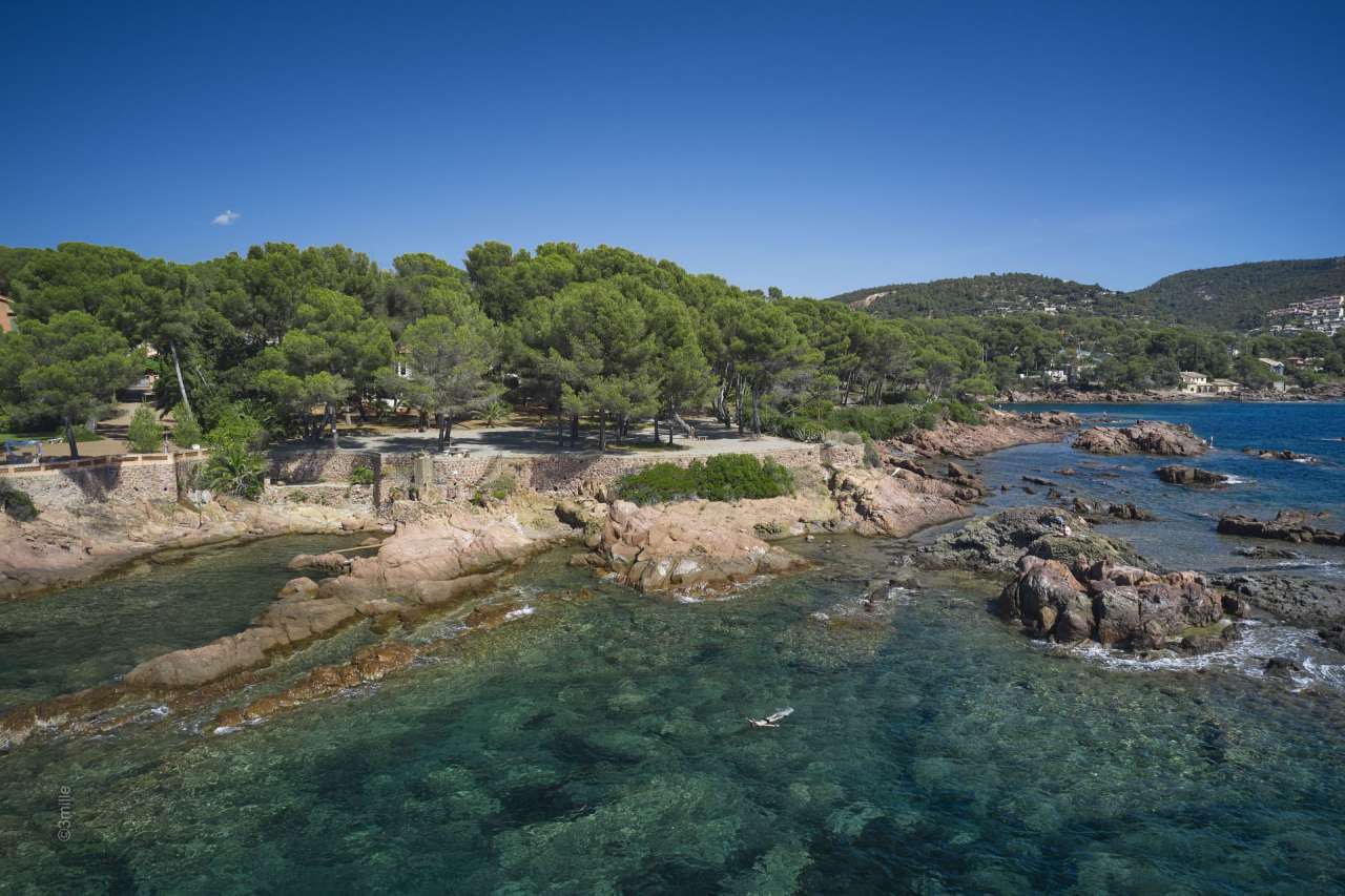 Superb and unique 9 bedroom south facing waterfront property, with a vast t