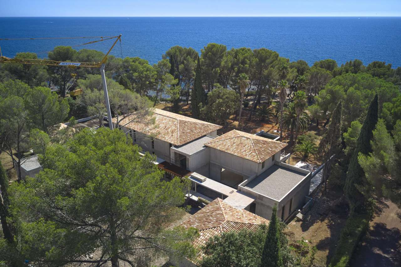 Superb and unique 9 bedroom south facing waterfront property, with a vast t