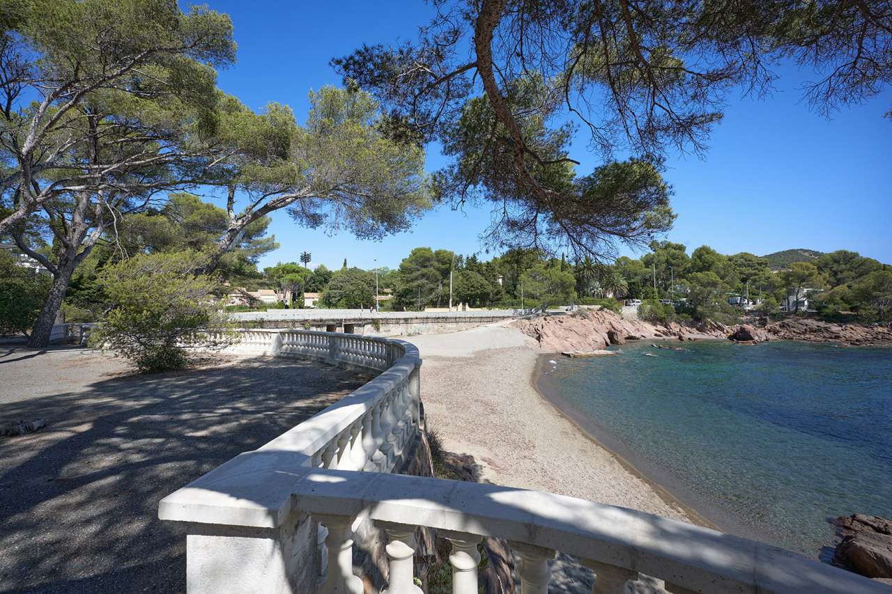 Superb and unique 9 bedroom south facing waterfront property, with a vast t