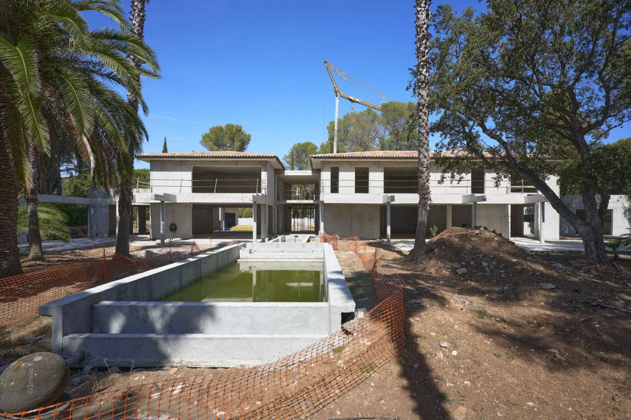 Superb and unique 9 bedroom south facing waterfront property, with a vast t