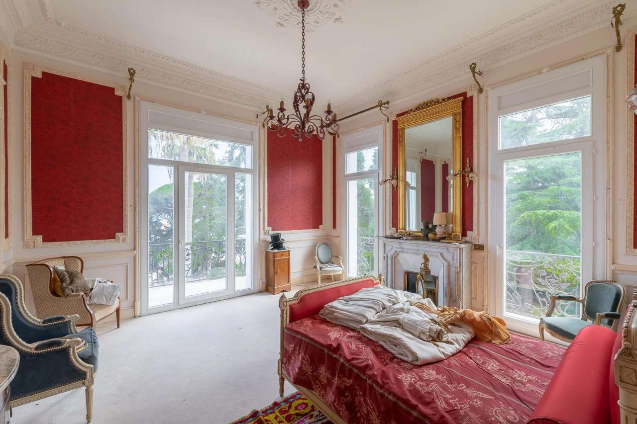 Magnificent, grand and spacious 1900' villa, which is ideally situated just