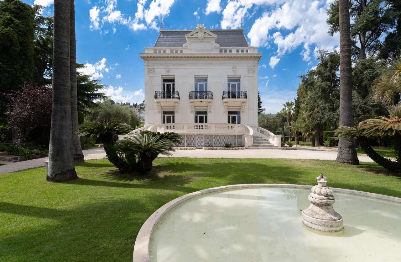 Magnificent, grand and spacious 1900' villa, which is ideally situated just