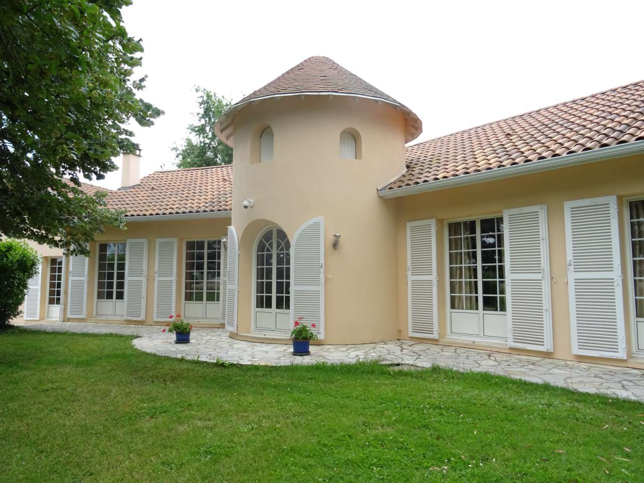 Nestling in nearly 6 acres of glorious land is this amazing 4 bedroom villa