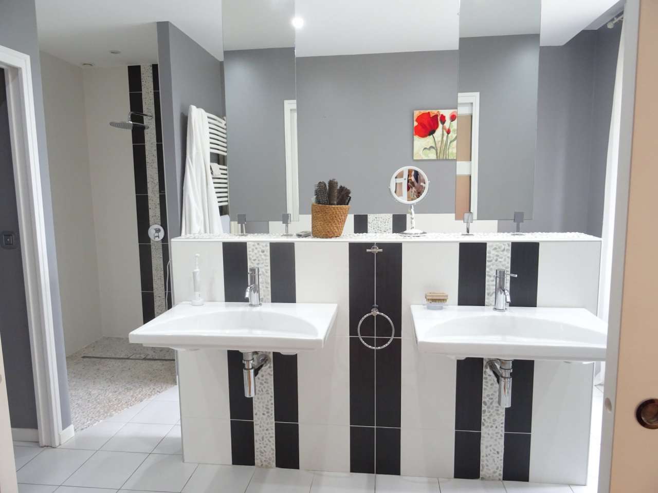 Nestling in nearly 6 acres of glorious land is this amazing 4 bedroom villa