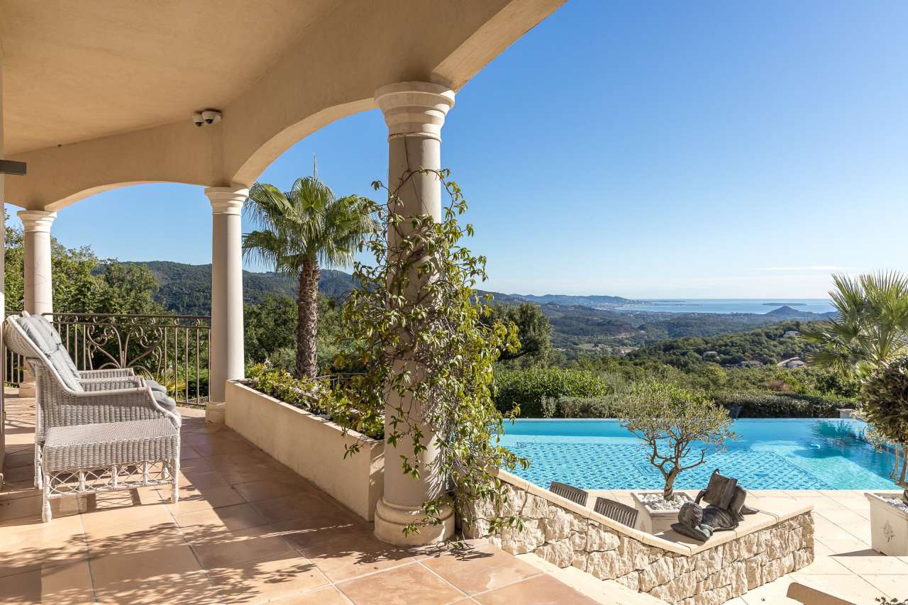 Luxurious newly built 4 bedroom villa, with a total spacious living area of