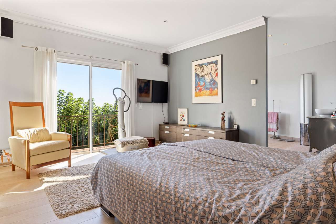 Luxurious newly built 4 bedroom villa, with a total spacious living area of