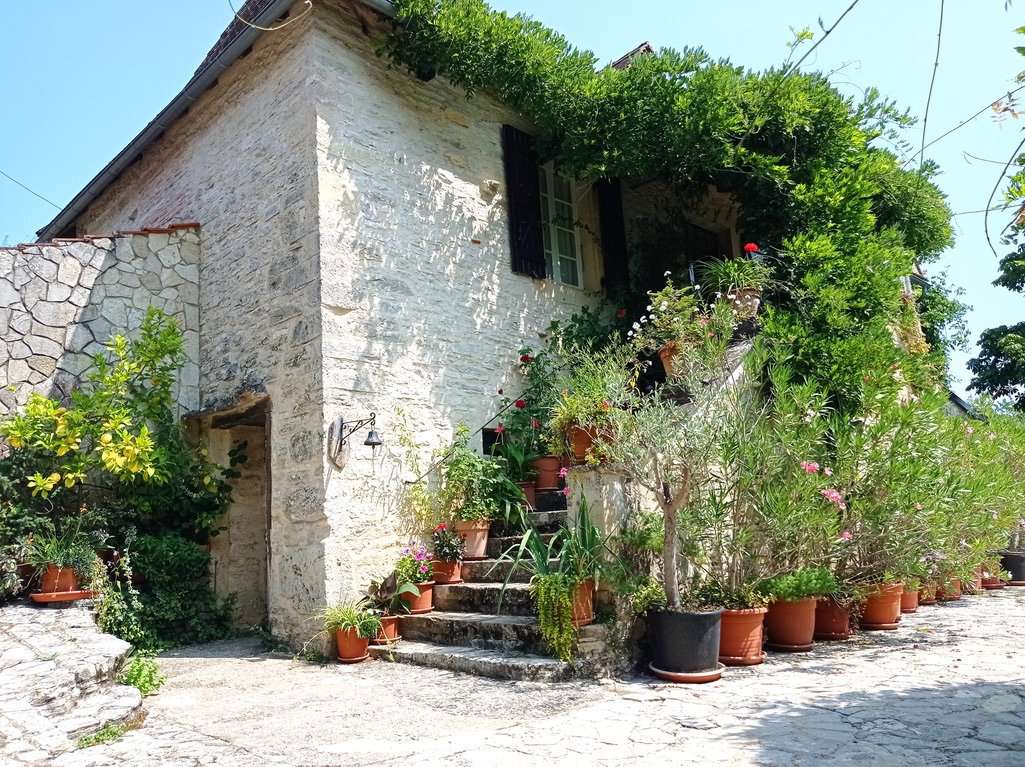 Superb opportunity for generating a good income, this lovely holiday chalet