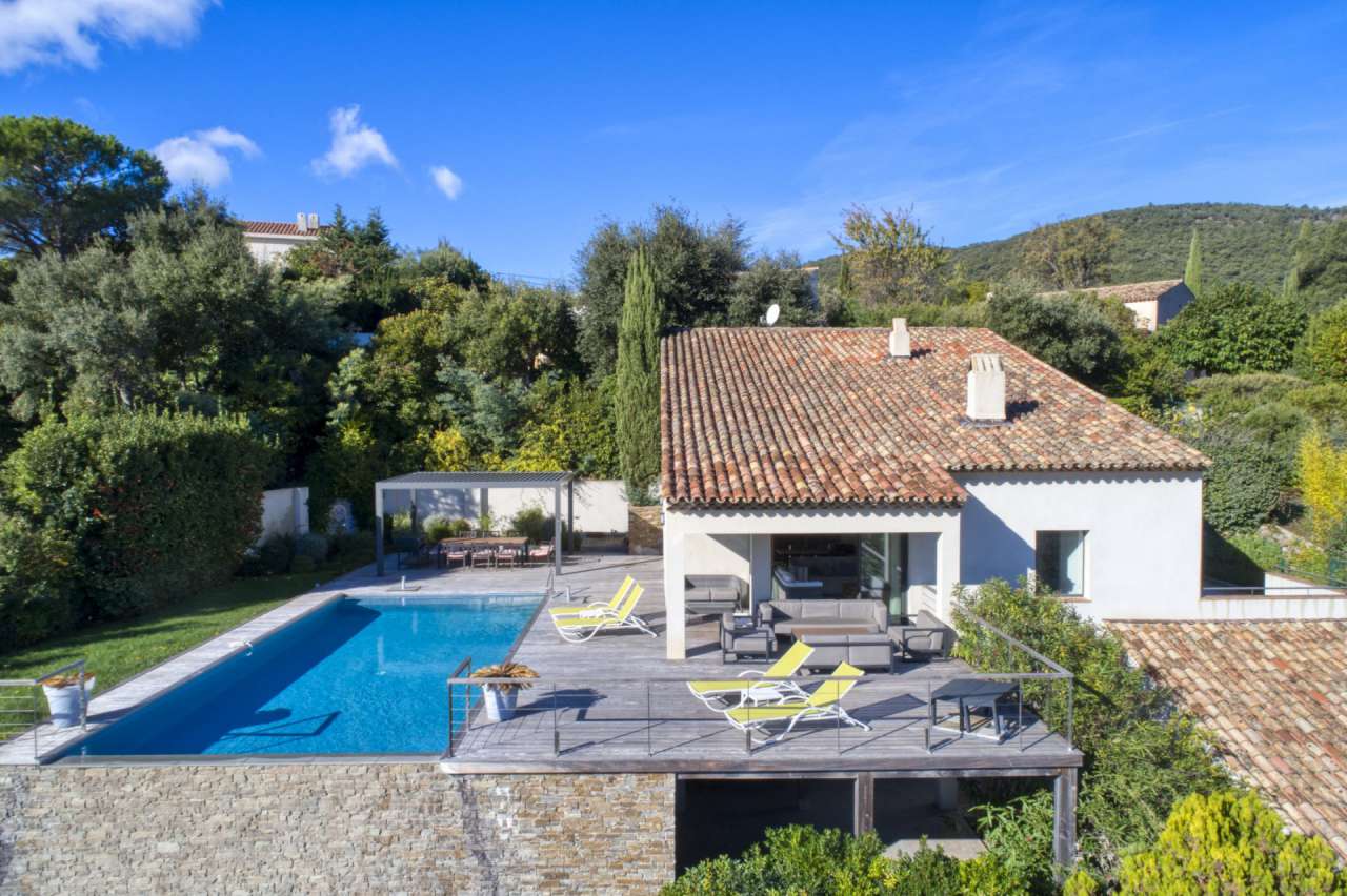 Superb 4 bedroom home,which is ideally situated right in the heart of a sec