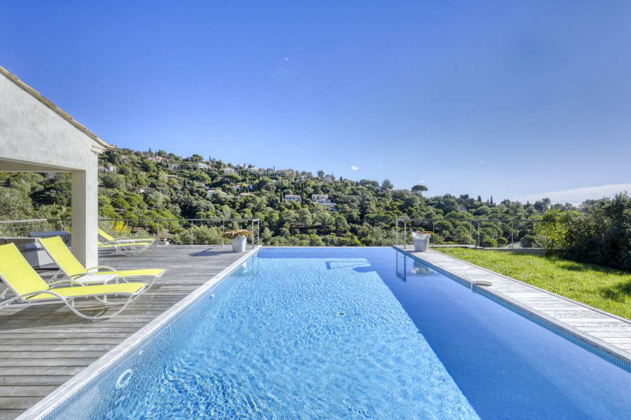 Superb 4 bedroom home,which is ideally situated right in the heart of a sec