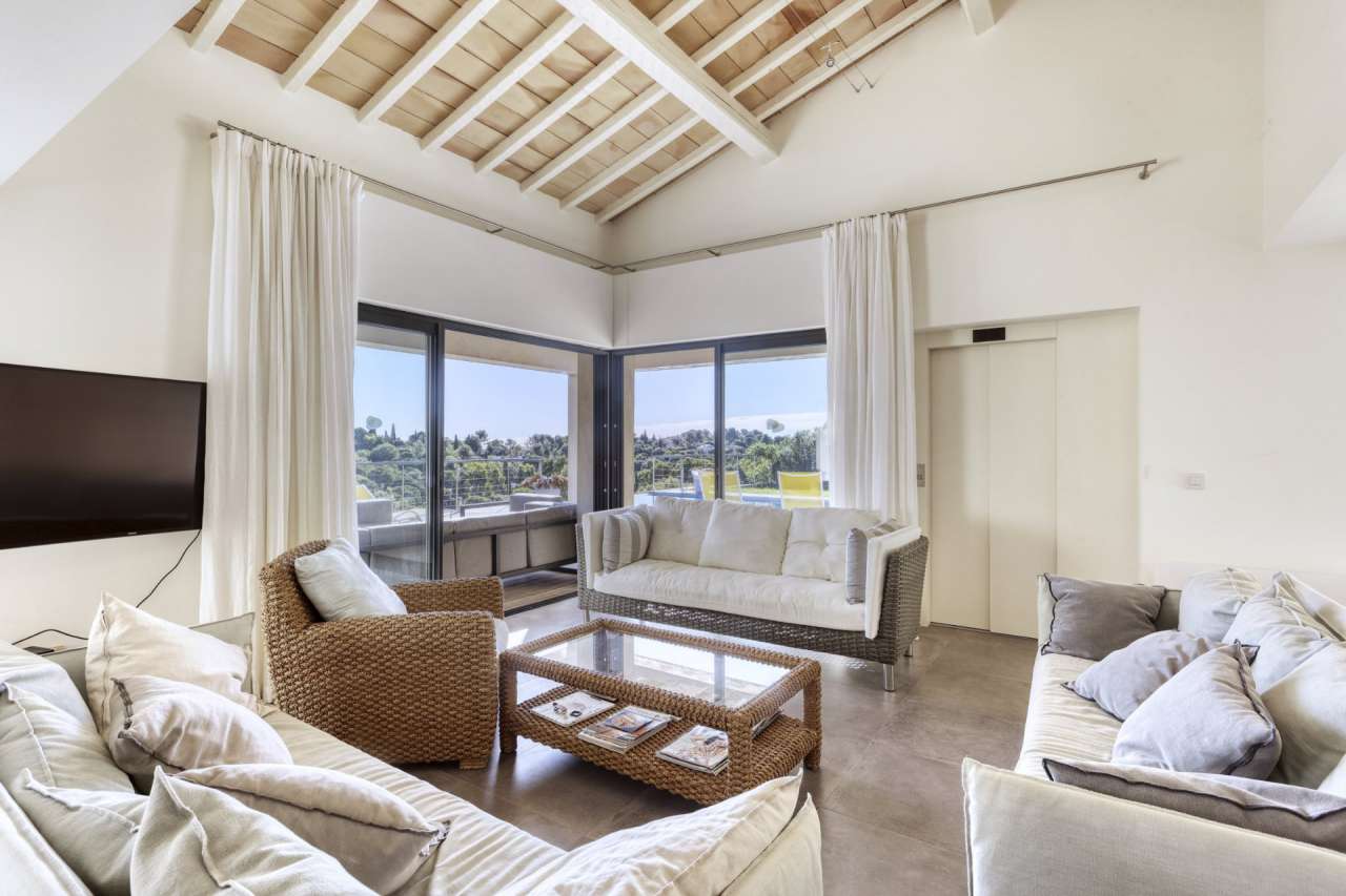 Superb 4 bedroom home,which is ideally situated right in the heart of a sec