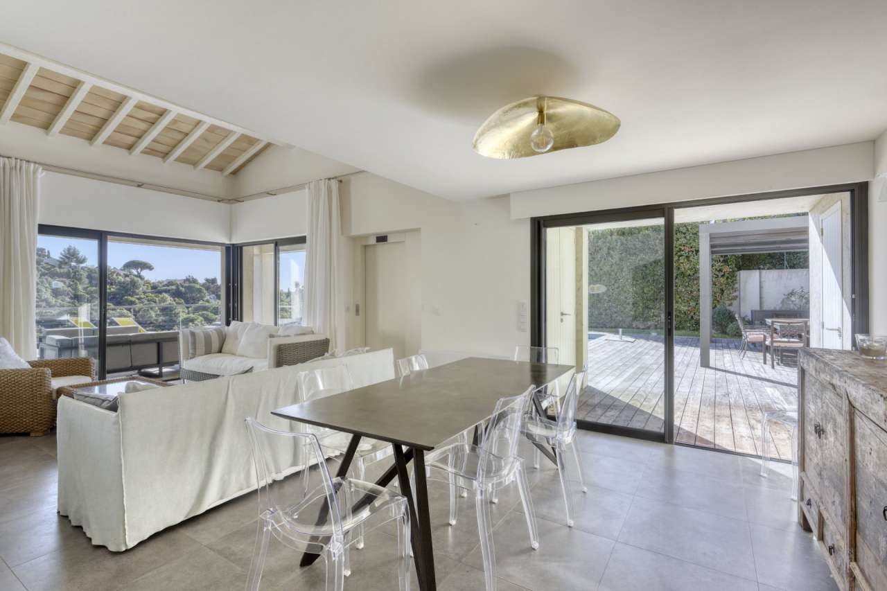 Superb 4 bedroom home,which is ideally situated right in the heart of a sec