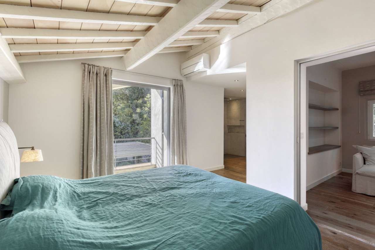 Superb 4 bedroom home,which is ideally situated right in the heart of a sec