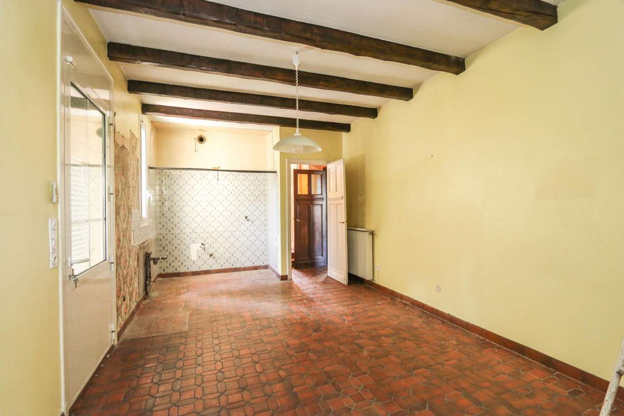 Beautiful 3 storey, 4 bedroom bourgeois and elegant house with garden, loca