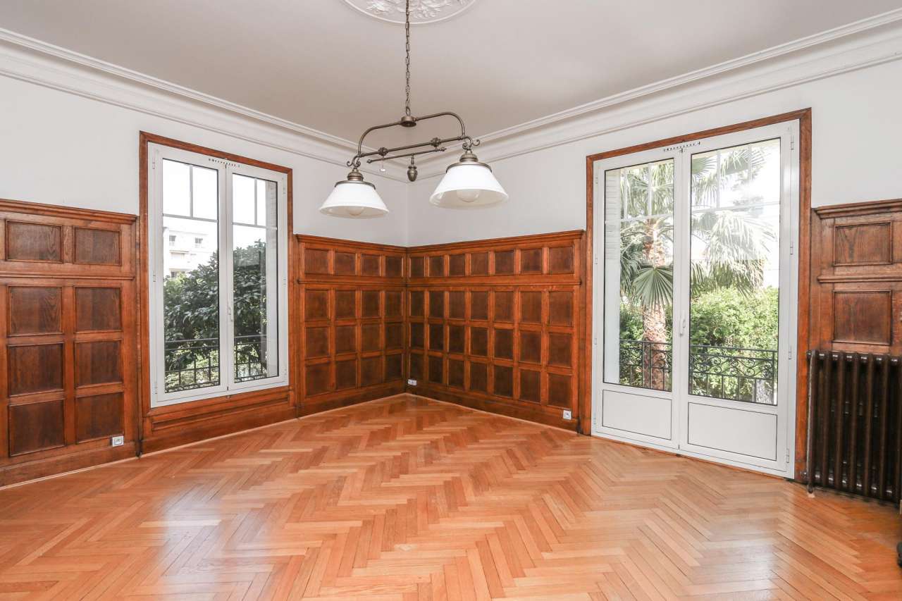 Beautiful 3 storey, 4 bedroom bourgeois and elegant house with garden, loca