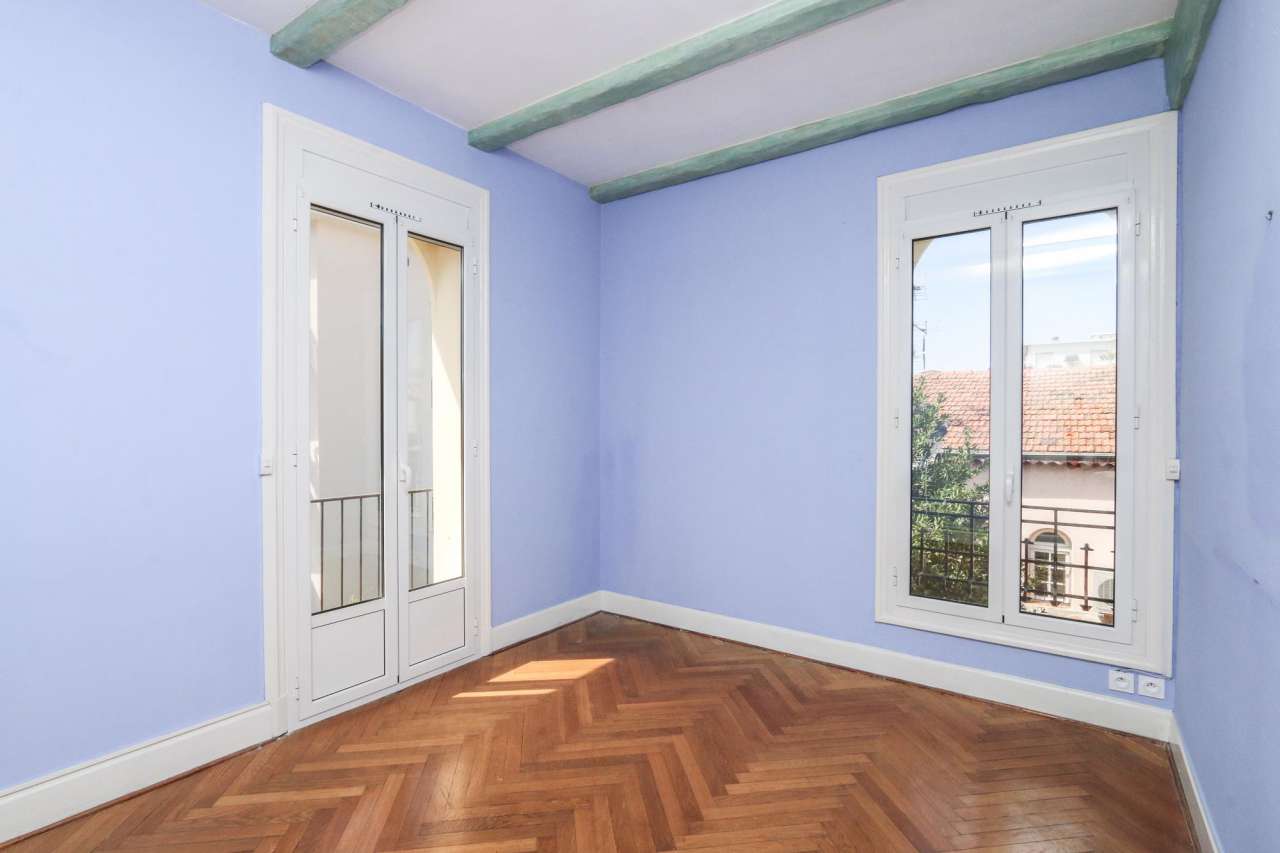 Beautiful 3 storey, 4 bedroom bourgeois and elegant house with garden, loca