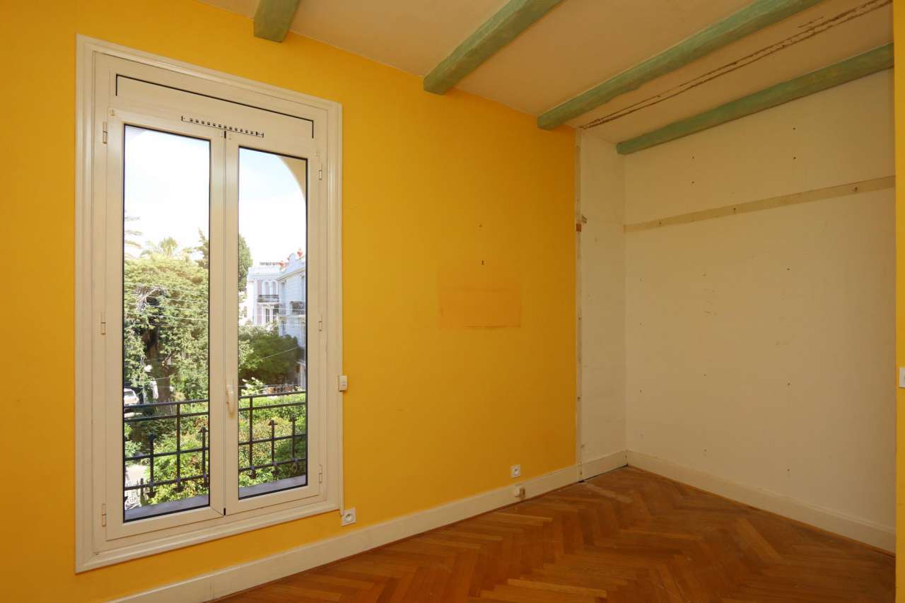 Beautiful 3 storey, 4 bedroom bourgeois and elegant house with garden, loca