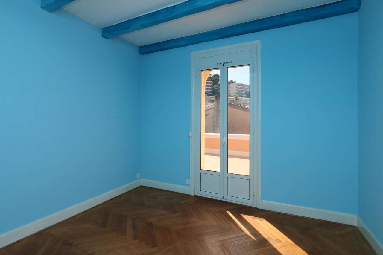 Beautiful 3 storey, 4 bedroom bourgeois and elegant house with garden, loca