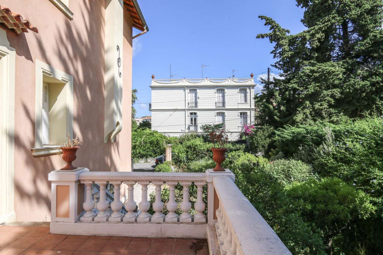 Beautiful 3 storey, 4 bedroom bourgeois and elegant house with garden, loca