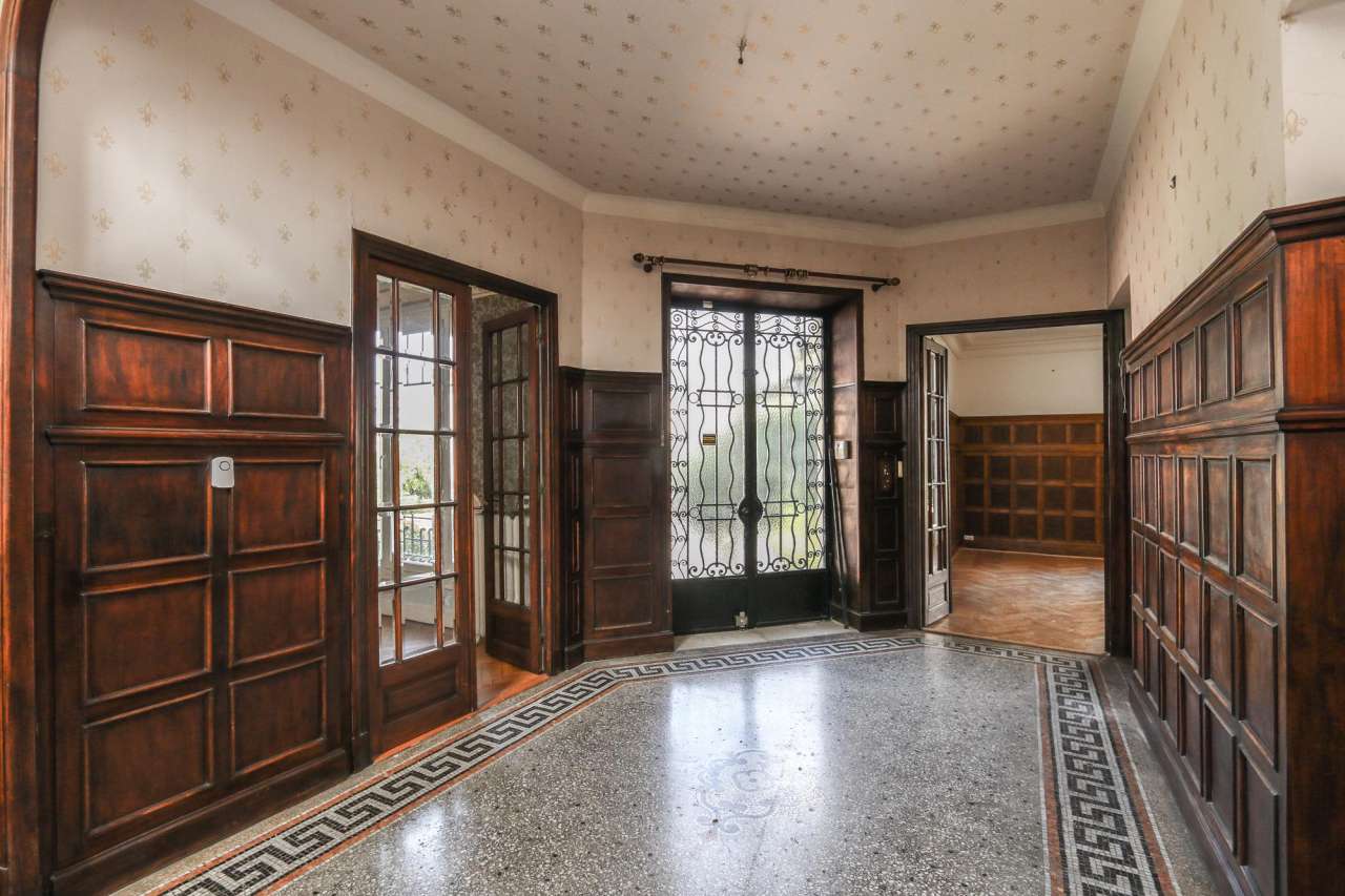 Beautiful 3 storey, 4 bedroom bourgeois and elegant house with garden, loca