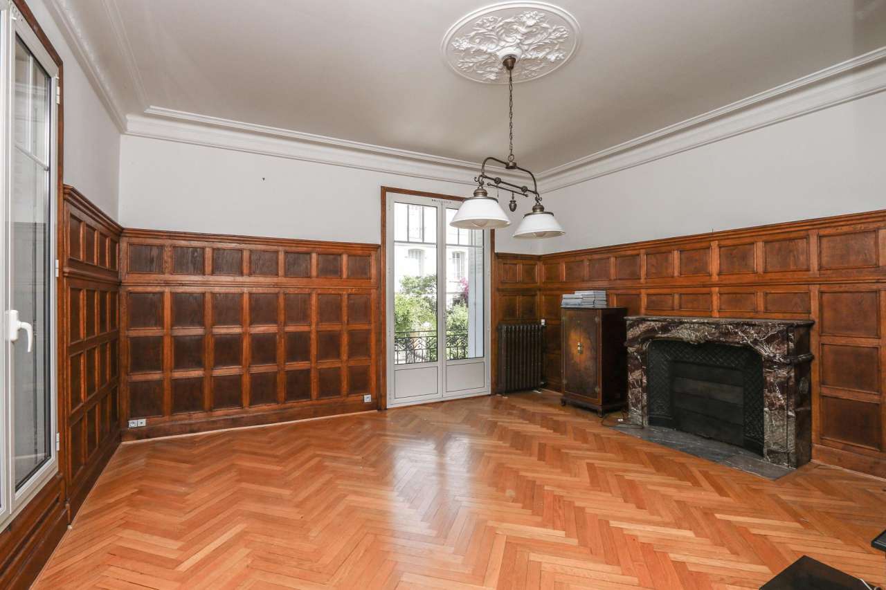 Beautiful 3 storey, 4 bedroom bourgeois and elegant house with garden, loca