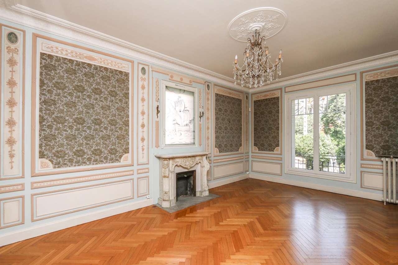 Beautiful 3 storey, 4 bedroom bourgeois and elegant house with garden, loca