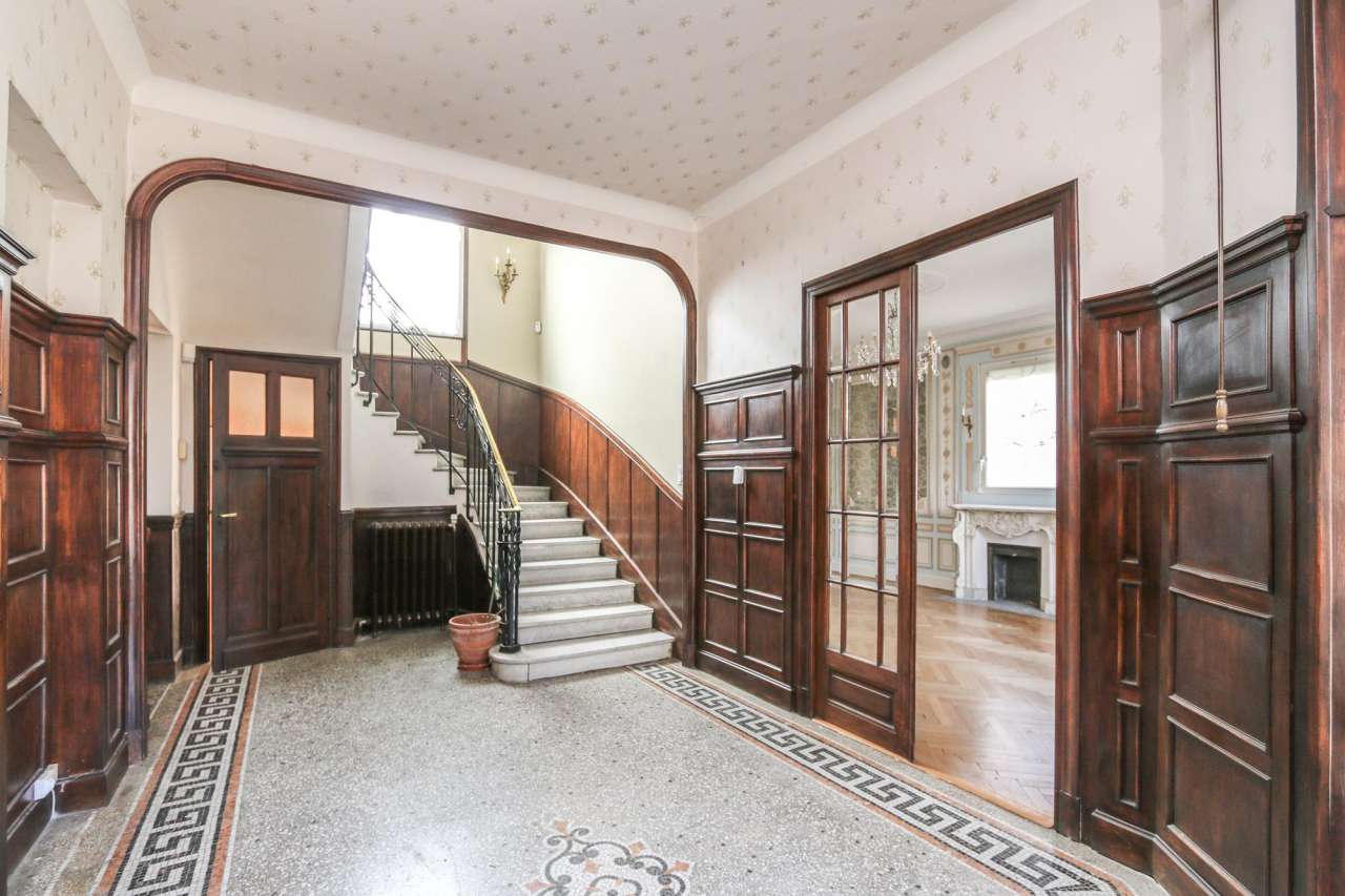 Beautiful 3 storey, 4 bedroom bourgeois and elegant house with garden, loca