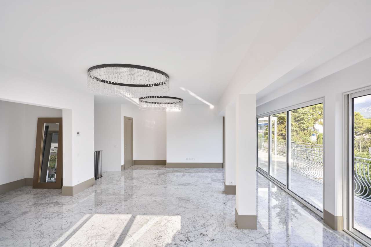 Beautifully renovated, outstanding 4 bedroom luxury villa with pool and gar