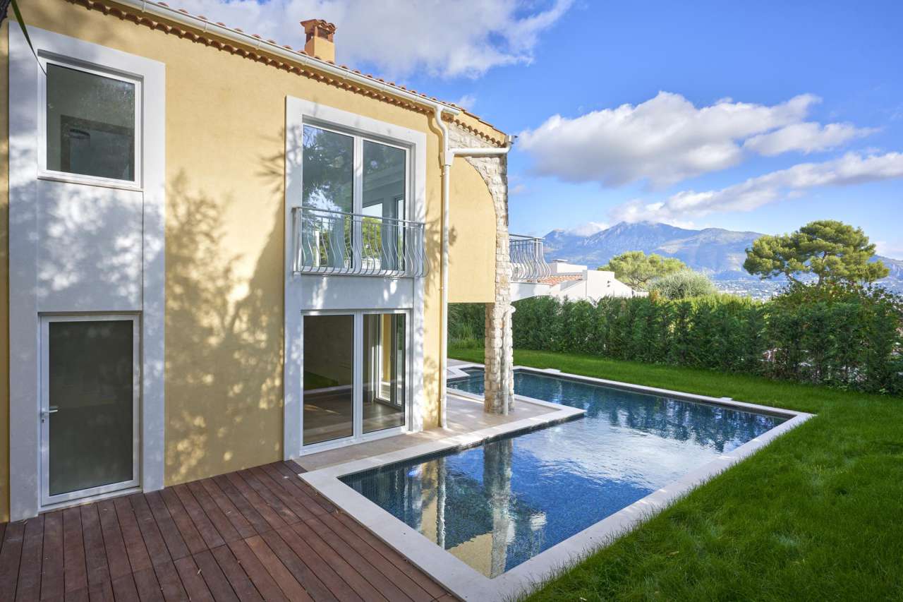 Beautifully renovated, outstanding 4 bedroom luxury villa with pool and gar