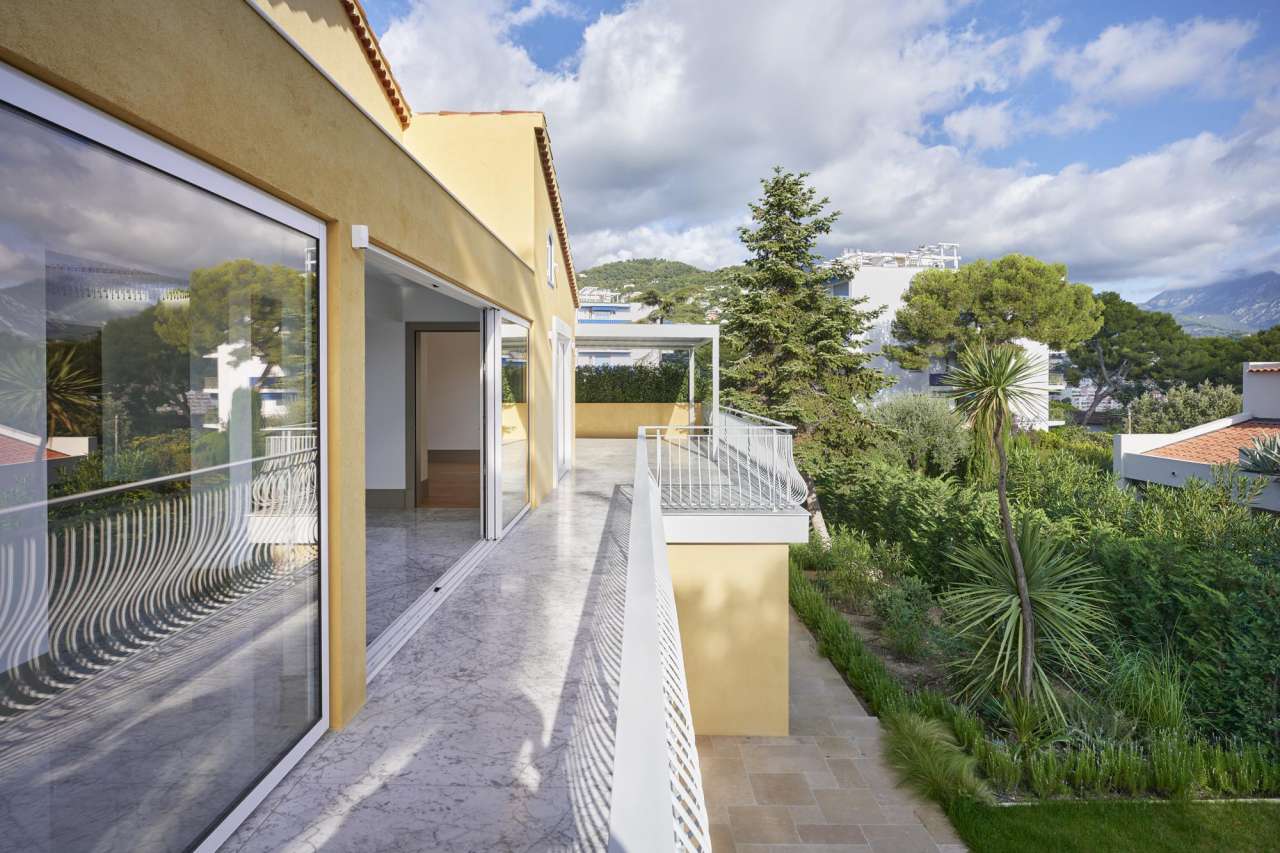 Beautifully renovated, outstanding 4 bedroom luxury villa with pool and gar