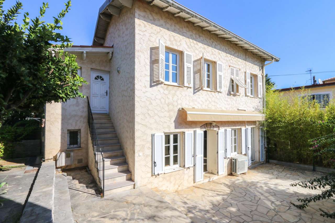 Charming townhouse with in the heart of the village of Saint Jean, located